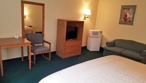 1 King Bed, Suite, Non-Smoking Photo 2