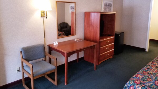 1 King Bed Non-Smoking Photo 2