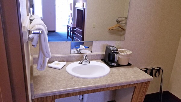 1 King Bed Accessible Non-Smoking Photo 5