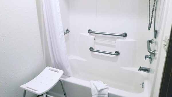 1 King Bed Accessible Non-Smoking Photo 6