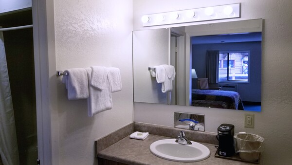 2 Queen Beds Non-Smoking Photo 3